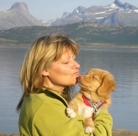 Ayla koser seg med mamma Ingrid i storsltt nordnorsk natur!